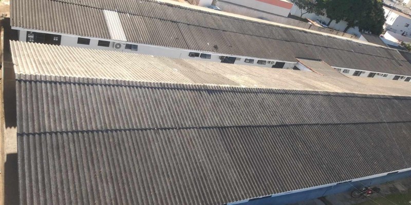 Impermeabilização e isolamento térmico, para telhados e coberturas expostas.