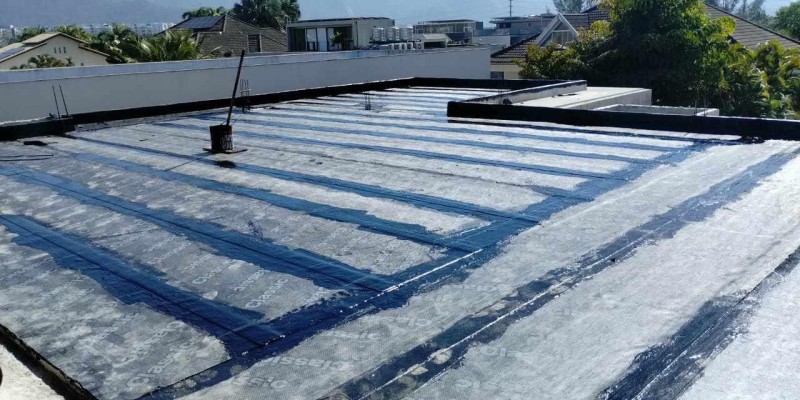Impermeabilização de laje com manta asfáltica e colada com asfalto quente.
