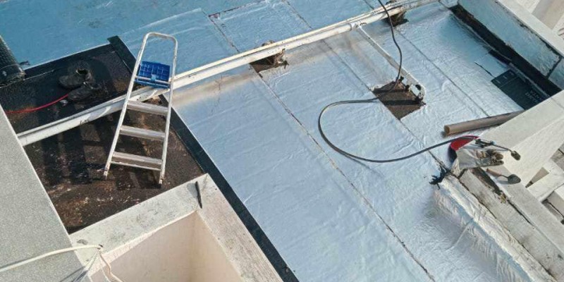 Impermeabilização e isolamento térmico, para telhados e coberturas expostas com manta asfáltica aluminada.
