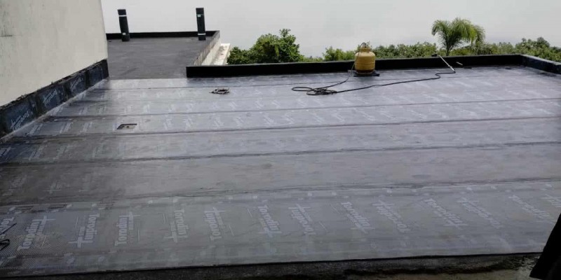Impermeabilização de laje com manta asfáltica.