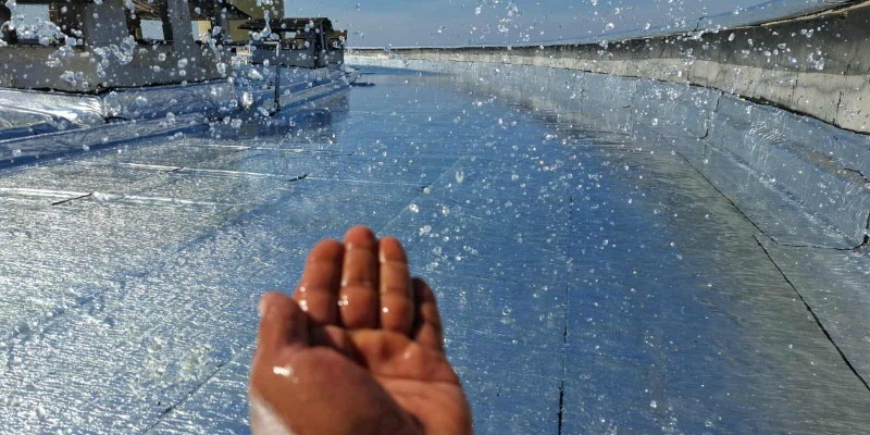 Impermeabilização e isolamento térmico, para telhados e coberturas expostas.