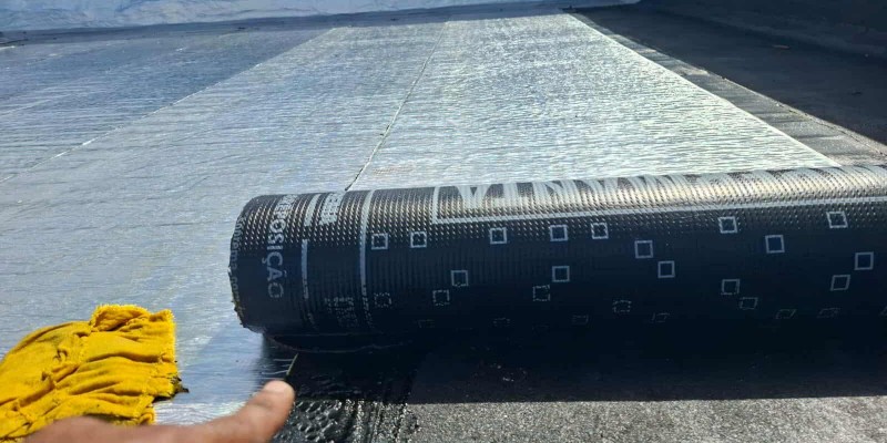 Impermeabilização e isolamento térmico, para telhados e coberturas expostas.