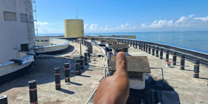 Impermeabilização de lajes e coberturas expostas com manta asfáltica aluminada.
