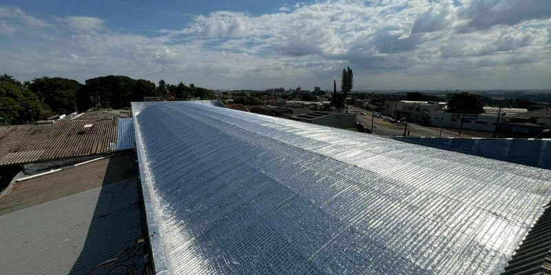Impermeabilização e isolamento térmico, para telhados e coberturas expostas com manta asfáltica aluminada.