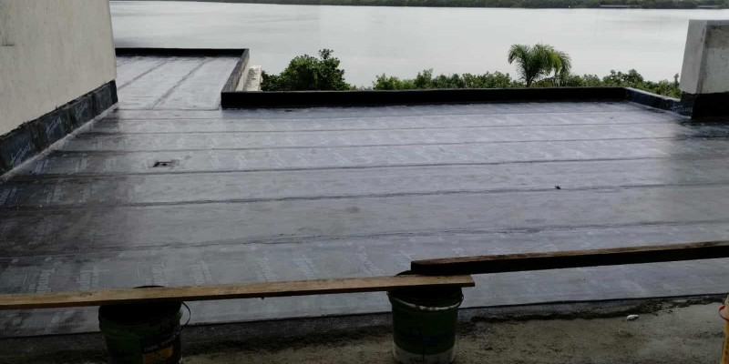 Impermeabilização de laje com manta asfáltica.