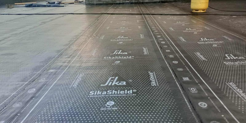 Impermeabilização de laje com manta asfáltica.