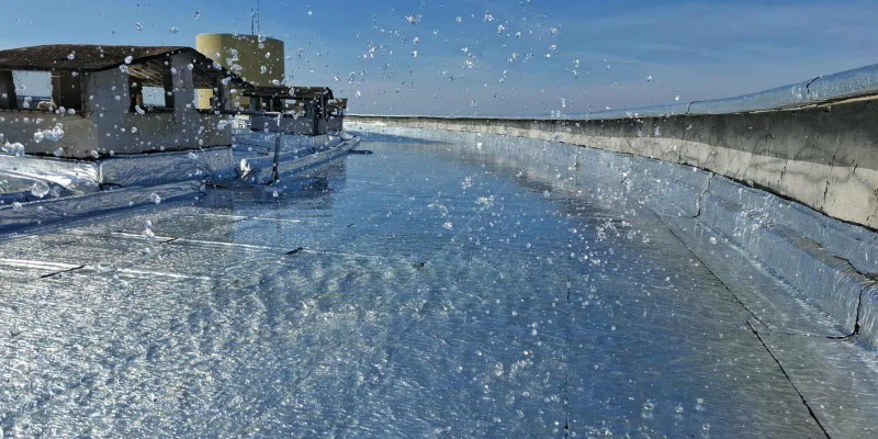 Impermeabilização de laje exposta com manta asfáltica aluminada.