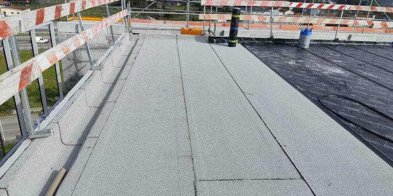 Impermeabilização de laje com manta asfáltica.