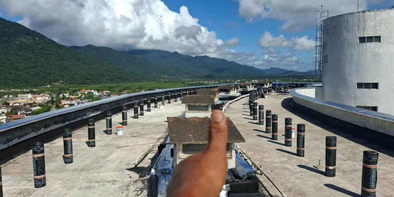 Impermeabilização de laje exposta com manta asfáltica aluminada.