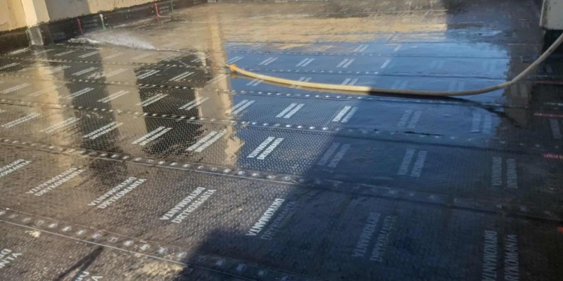 Impermeabilização de laje com manta asfáltica.