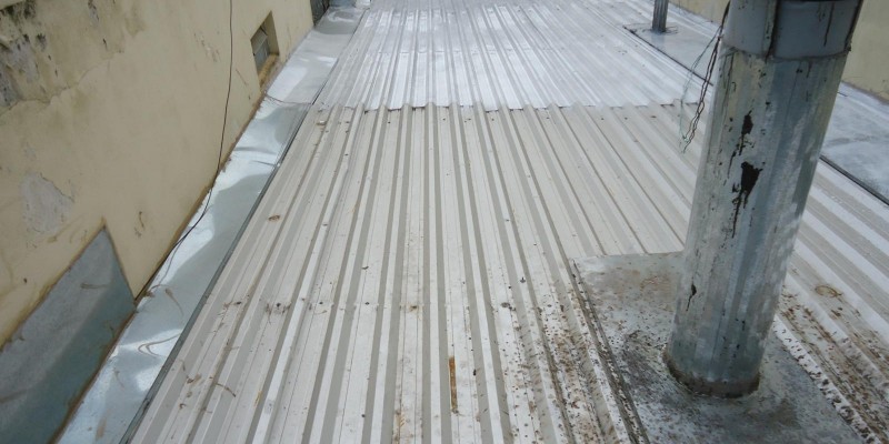 Impermeabilização e isolamento térmico, para telhados e coberturas expostas.