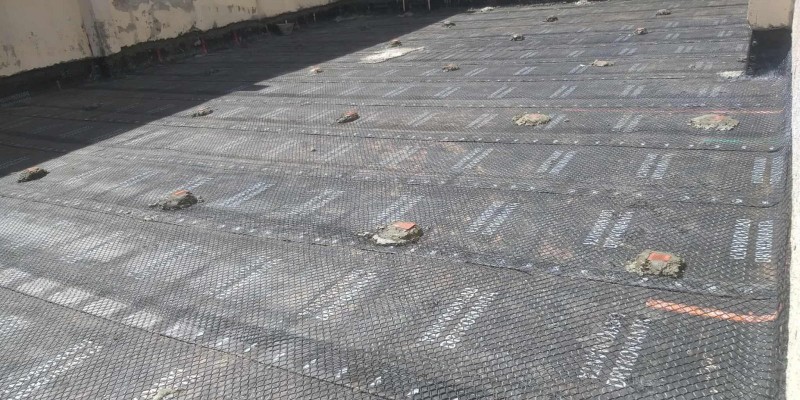 Impermeabilização de laje com manta asfáltica.