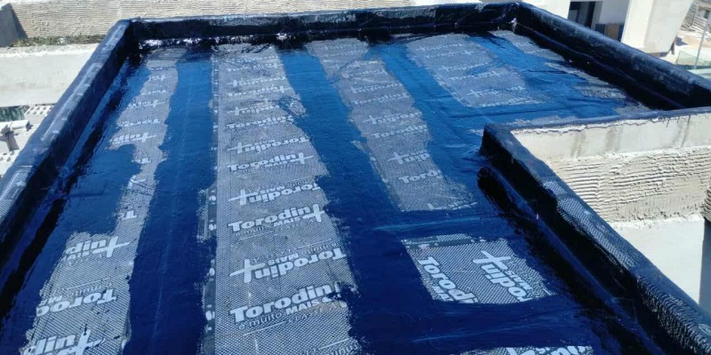 Impermeabilização de laje, com manta asfáltica colada com asfalto quente.