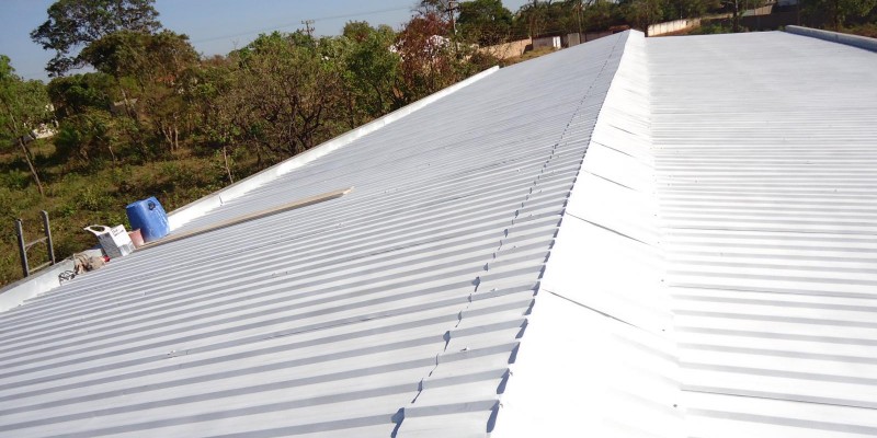 Impermeabilização e isolamento térmico, para telhados e coberturas expostas.