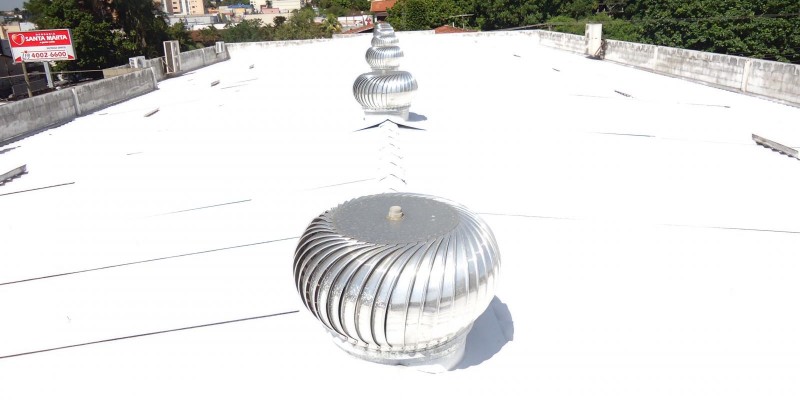 Impermeabilização e isolamento térmico, para telhados e coberturas expostas.