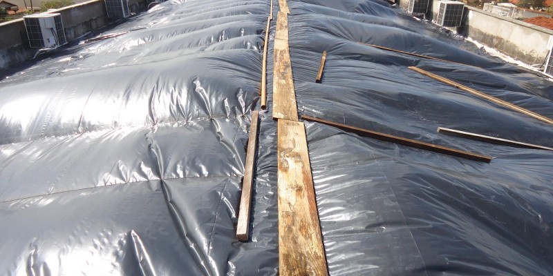 Impermeabilização e isolamento térmico, para telhados e coberturas expostas.