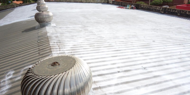 Impermeabilização e isolamento térmico, para telhados e coberturas expostas.