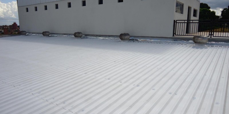 Impermeabilização e isolamento térmico, para telhados e coberturas expostas.