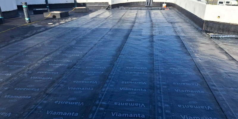 Impermeabilização de laje com manta asfáltica, impede passagem de água indesejada.