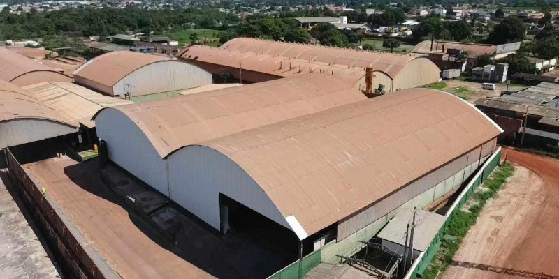 Impermeabilização e isolamento térmico, para telhados e coberturas expostas.