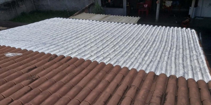 Impermeabilização e isolamento térmico, para telhados e coberturas expostas com manta asfáltica aluminada.