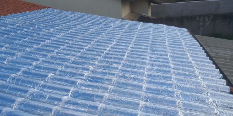 Impermeabilização e isolamento térmico, para telhados e coberturas expostas com manta asfáltica aluminada.