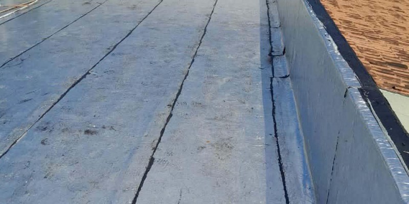 Impermeabilização de lajes e coberturas expostas com manta asfáltica aluminada.