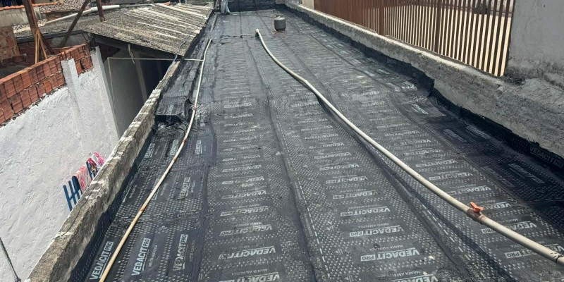 Impermeabilização de laje com manta asfáltica.