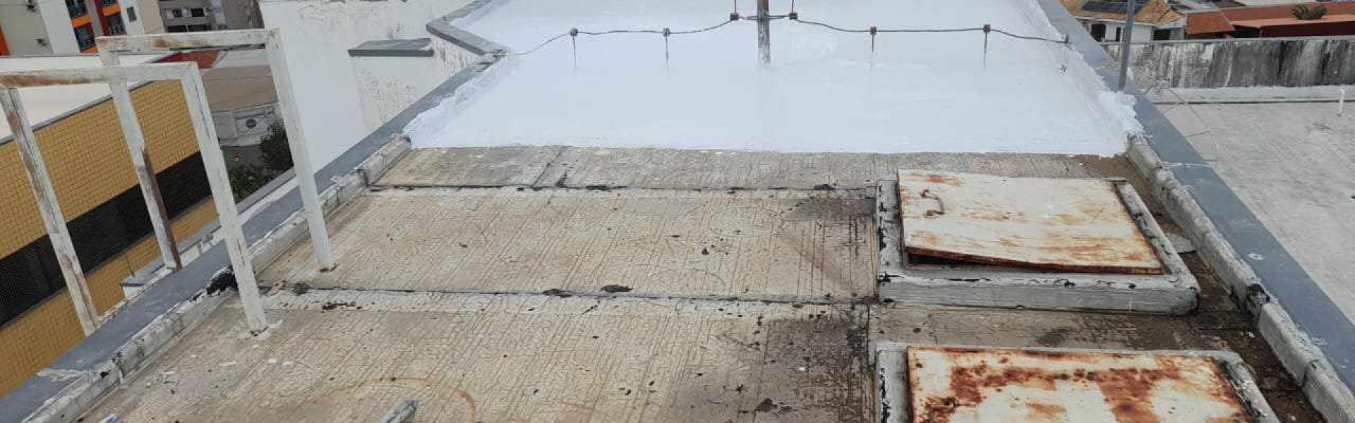 Impermeabilização de laje com borracha liquida sobra manta aluminada.