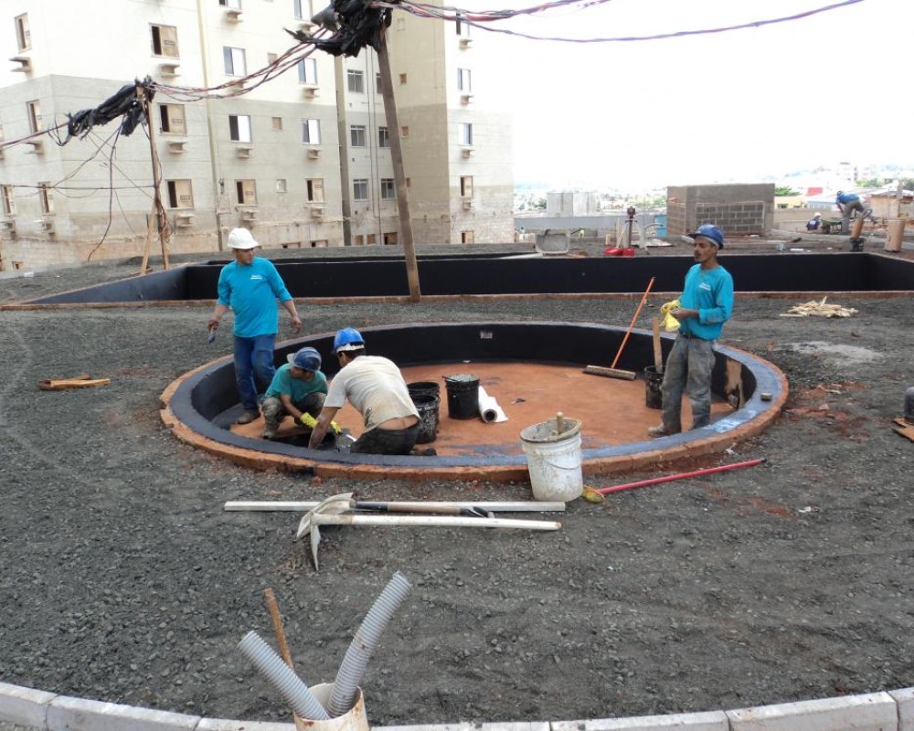 Imagem 5 da galeria impermeabilização de de piscina. piscinas aterradas não movimentam, porem a estrutura deve ser reforçada, tratar os cantos com borracha liquida ou estruturar com véu ou bidim, cuidado com as conexões, 90% ou mais dos vazamentos são conexões.  