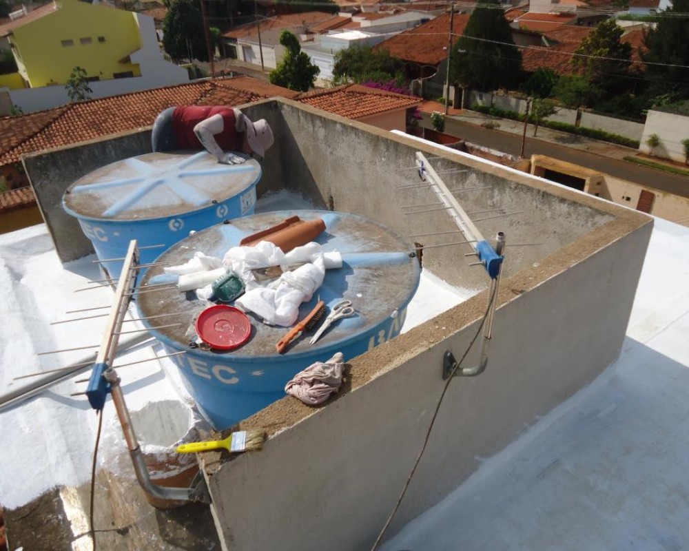 Imagem 19 da galeria Impermeabilização de Laje. para impermeabilizar uma laje, onde já foi impermeabilizado, se faz uma vistoria para avaliá se a impermeabilização antiga está bem aderida caso contrario é preciso remover e fazer uma nova, bem aderida a antiga é só cobrir com 