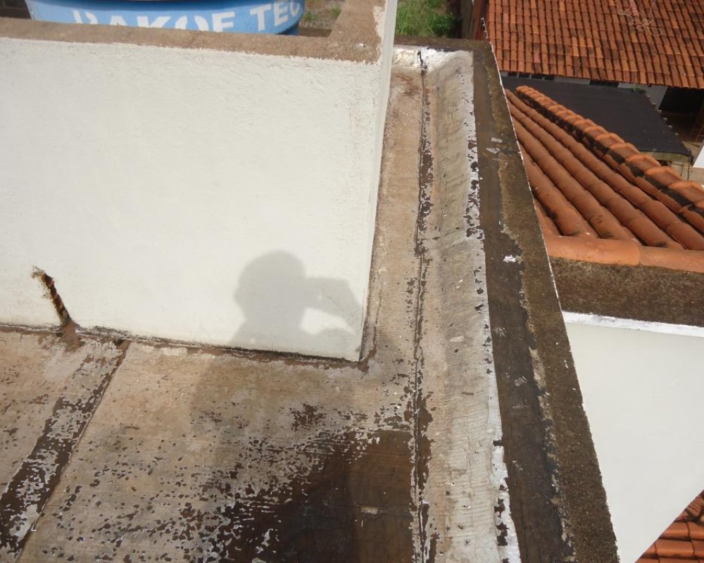 Imagem 34 da galeria Impermeabilização de Laje. para impermeabilizar uma laje, onde já foi impermeabilizado, se faz uma vistoria para avaliá se a impermeabilização antiga está bem aderida caso contrario é preciso remover e fazer uma nova, bem aderida a antiga é só cobrir com 