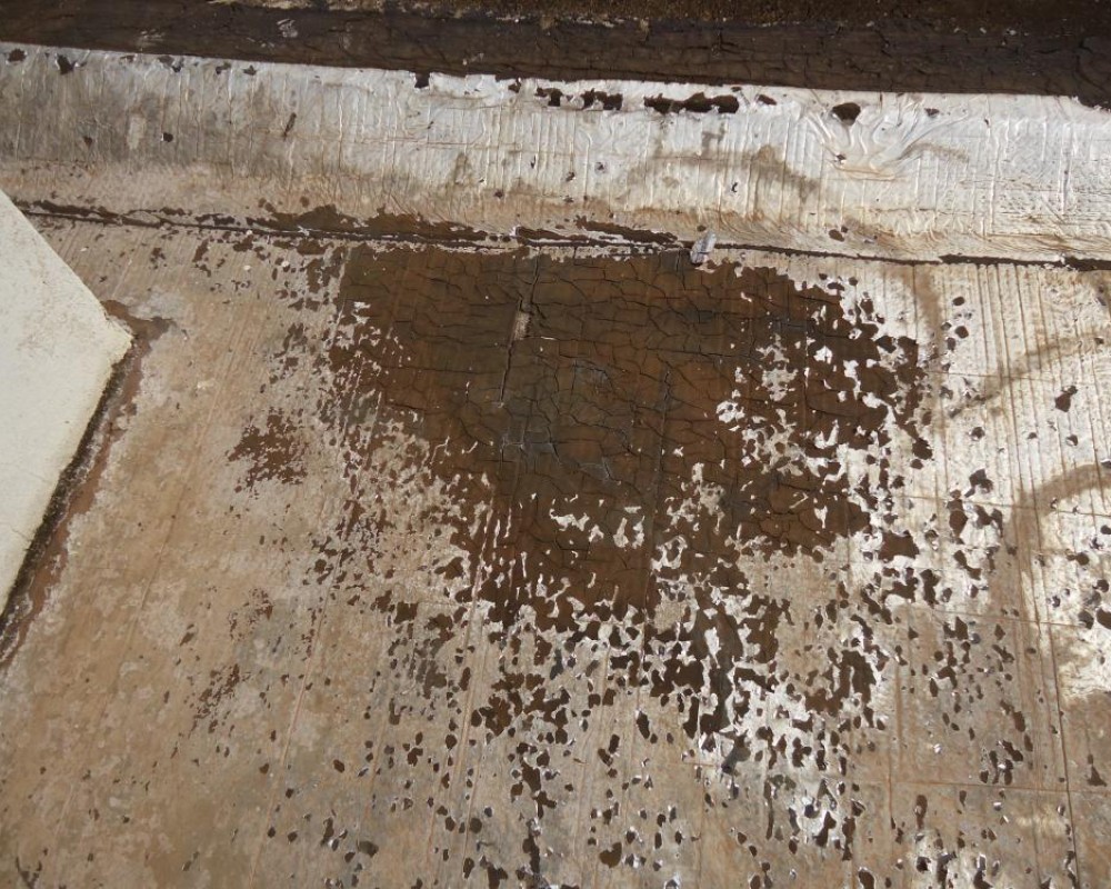 Imagem 29 da galeria Impermeabilização de Laje. para impermeabilizar uma laje, onde já foi impermeabilizado, se faz uma vistoria para avaliá se a impermeabilização antiga está bem aderida caso contrario é preciso remover e fazer uma nova, bem aderida a antiga é só cobrir com 
