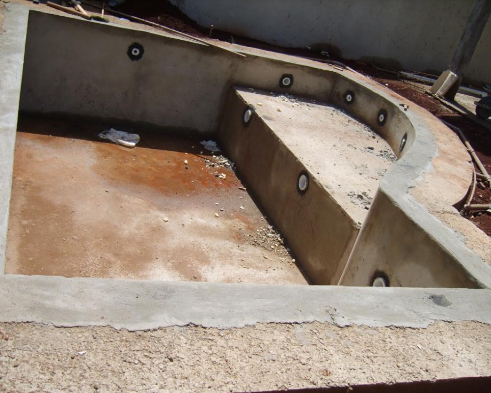 Imagem 3 da galeria impermeabilização de piscina.impermeabilização de piscina com asfalto modificado, estruturá os cantos e conexões, após aplicar jogar areia nas laterais e fundo, varrendo é só aplicar o revestimento.  
