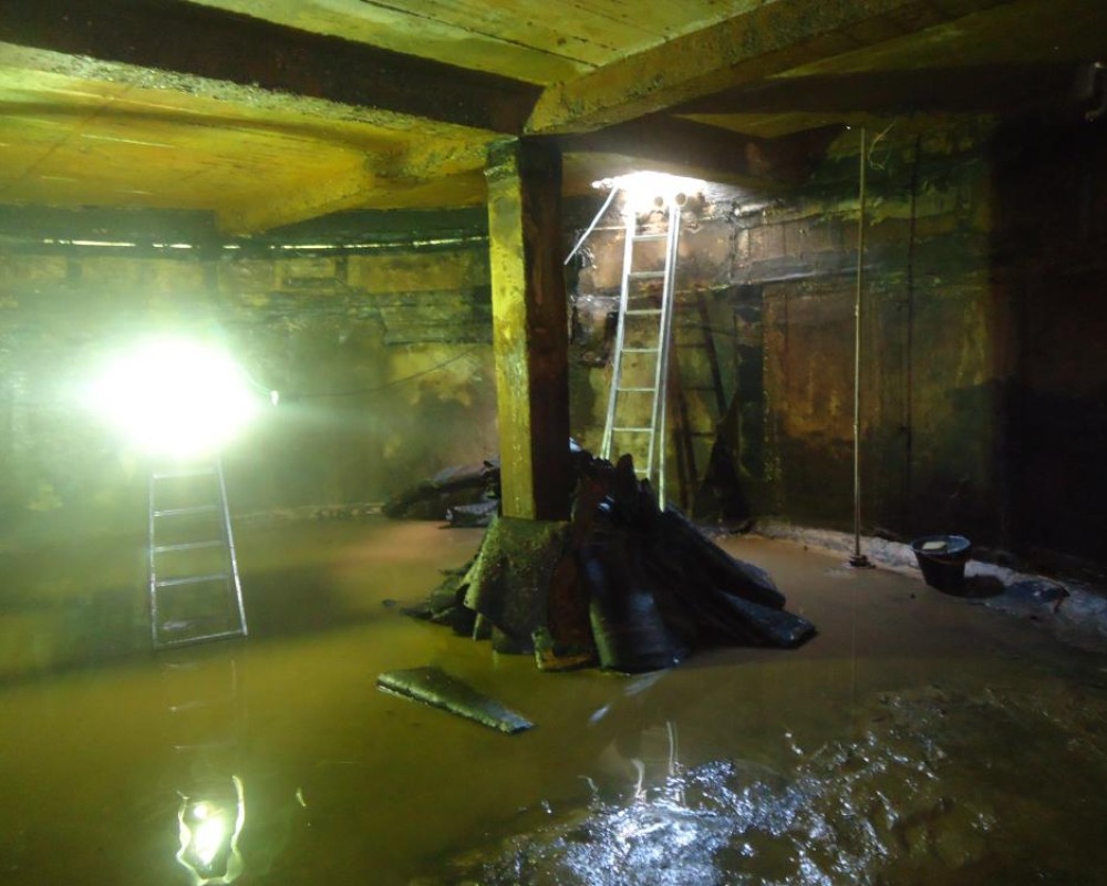 Imagem 66 da galeria impermeabilização de caixa d'água e reservatório. remoção de manta, limpeza, preparo para uma nova impermeabilização, bem difícil.