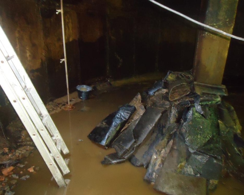 Imagem 61 da galeria impermeabilização de caixa d'água e reservatório. remoção de manta, limpeza, preparo para uma nova impermeabilização, bem difícil.