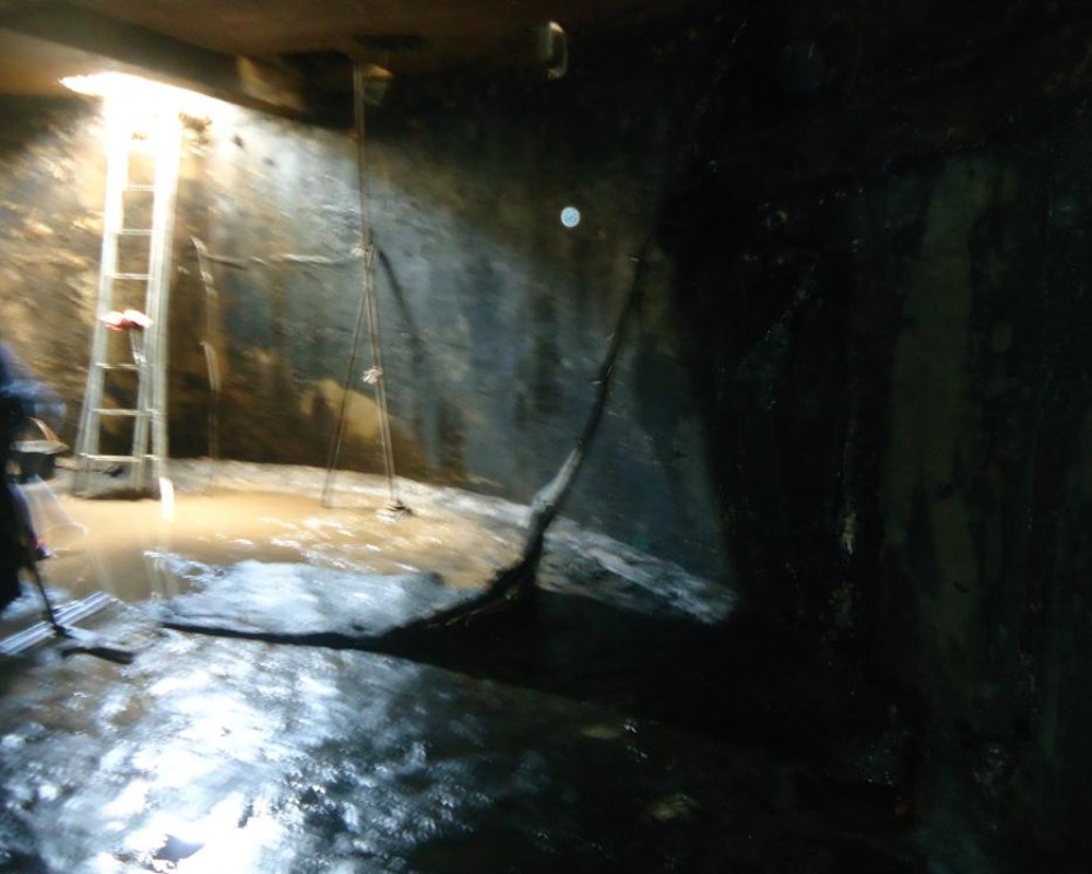 Imagem 40 da galeria impermeabilização de caixa d'água e reservatório. remoção de manta, limpeza, preparo para uma nova impermeabilização, bem difícil.