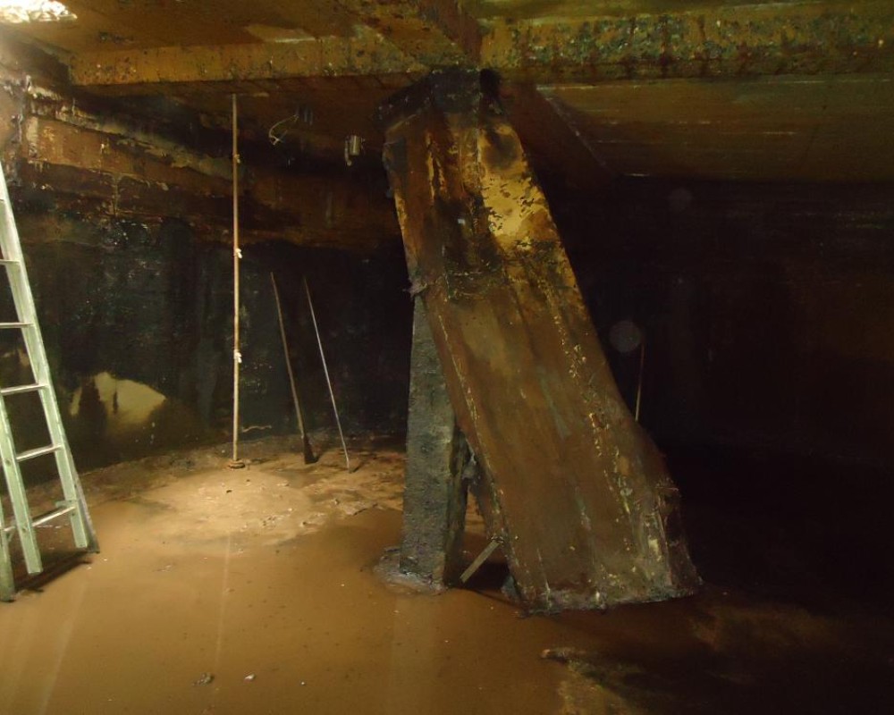 Imagem 54 da galeria impermeabilização de caixa d'água e reservatório. remoção de manta, limpeza, preparo para uma nova impermeabilização, bem difícil.