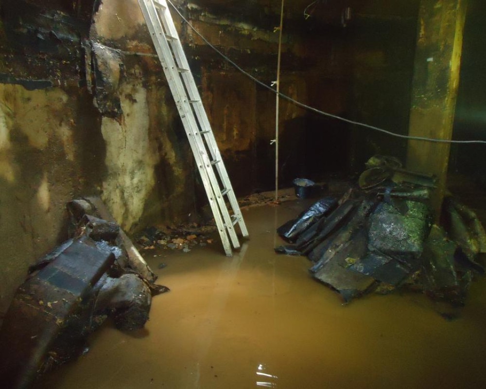 Imagem 59 da galeria impermeabilização de caixa d'água e reservatório. remoção de manta, limpeza, preparo para uma nova impermeabilização, bem difícil.