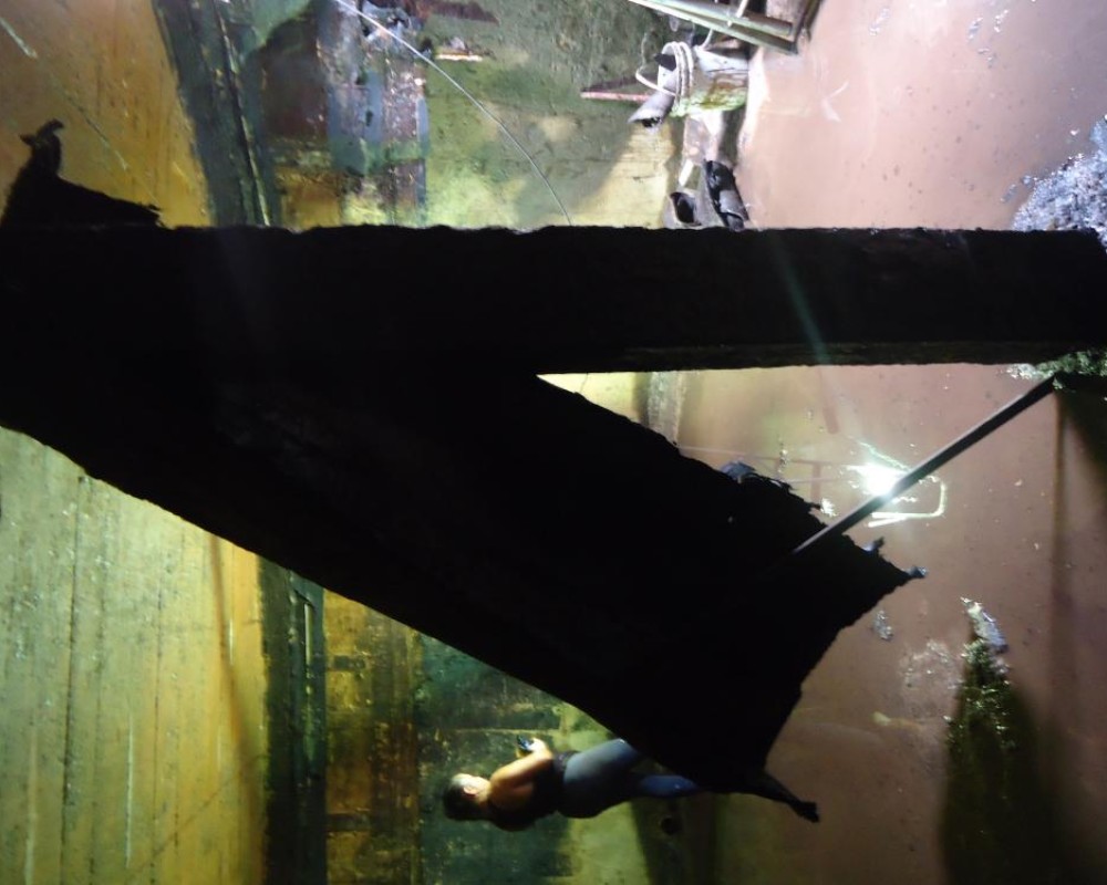 Imagem 48 da galeria impermeabilização de caixa d'água e reservatório. remoção de manta, limpeza, preparo para uma nova impermeabilização, bem difícil.
