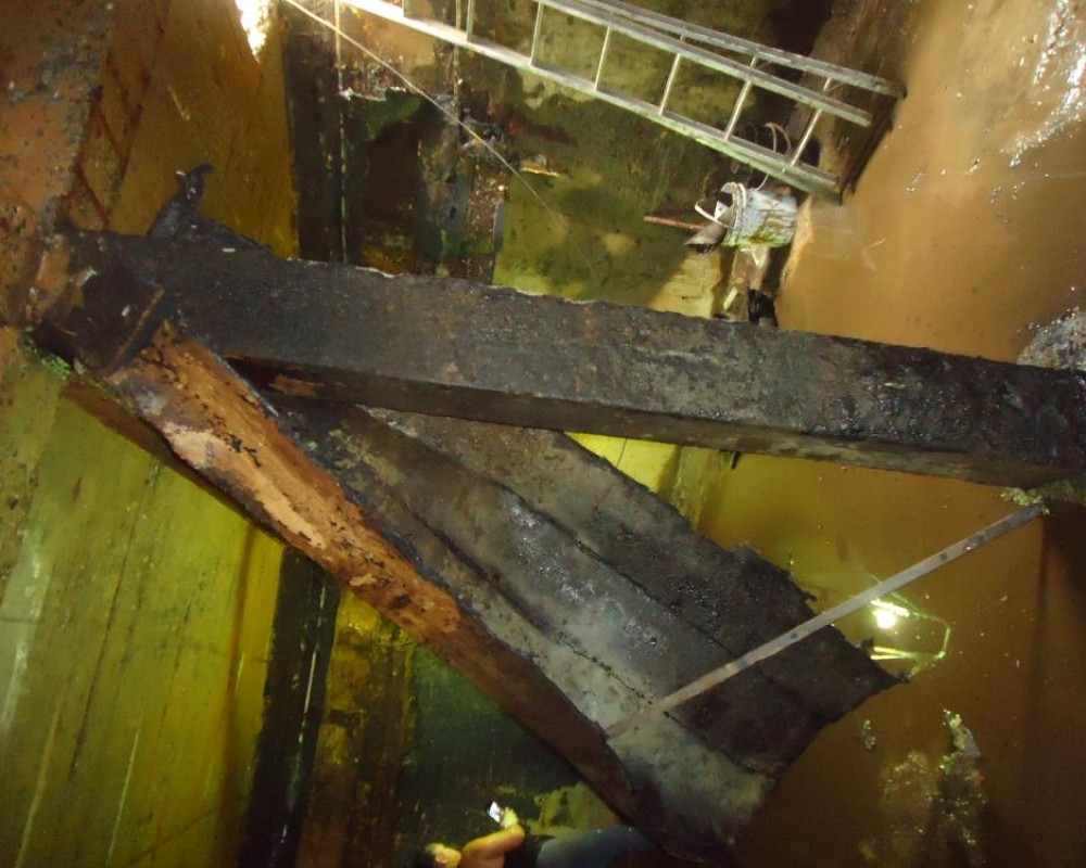 Imagem 46 da galeria impermeabilização de caixa d'água e reservatório. remoção de manta, limpeza, preparo para uma nova impermeabilização, bem difícil.