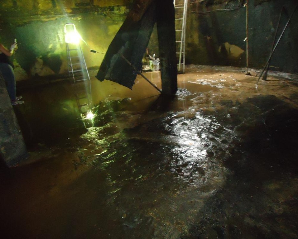 Imagem 42 da galeria impermeabilização de caixa d'água e reservatório. remoção de manta, limpeza, preparo para uma nova impermeabilização, bem difícil.