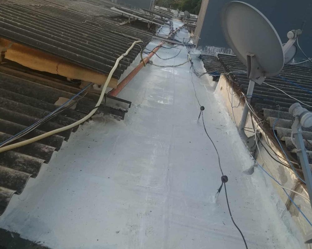 Imagem 1 da galeria Impermeabilização de calhas e telhados, elimina goteiras, calor  e vazamentos.