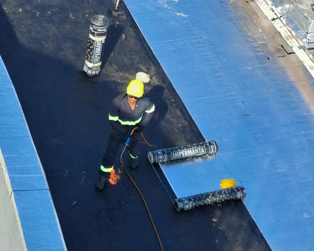 Imagem 14 da galeria Impermeabilização de laje exposta com manta asfáltica aluminada.