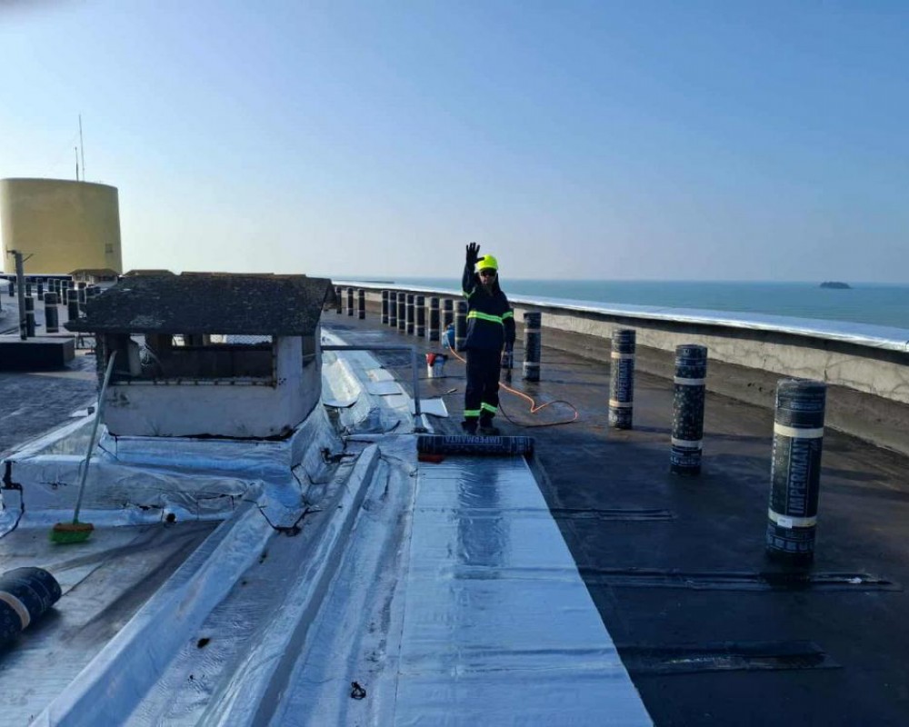 Imagem 72 da galeria Impermeabilização de laje exposta com manta asfáltica aluminada.