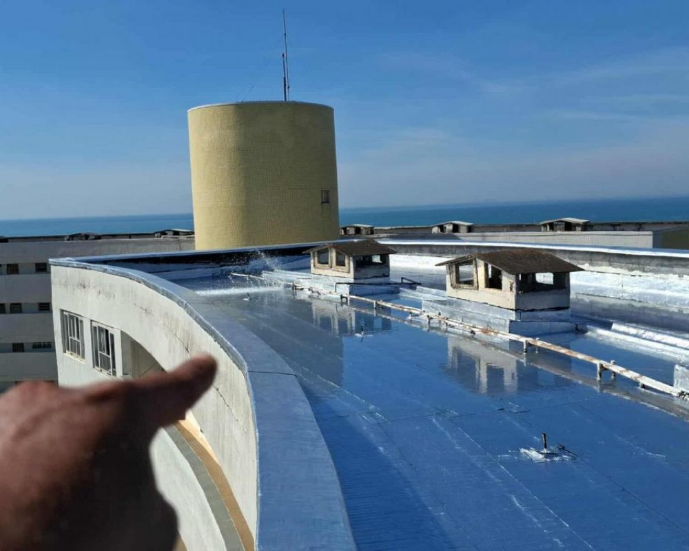 Imagem 32 da galeria Impermeabilização de laje exposta com manta asfáltica aluminada.