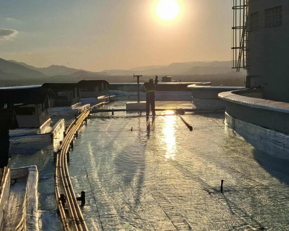 Imagem 11 da galeria Impermeabilização de laje exposta com manta asfáltica aluminada.