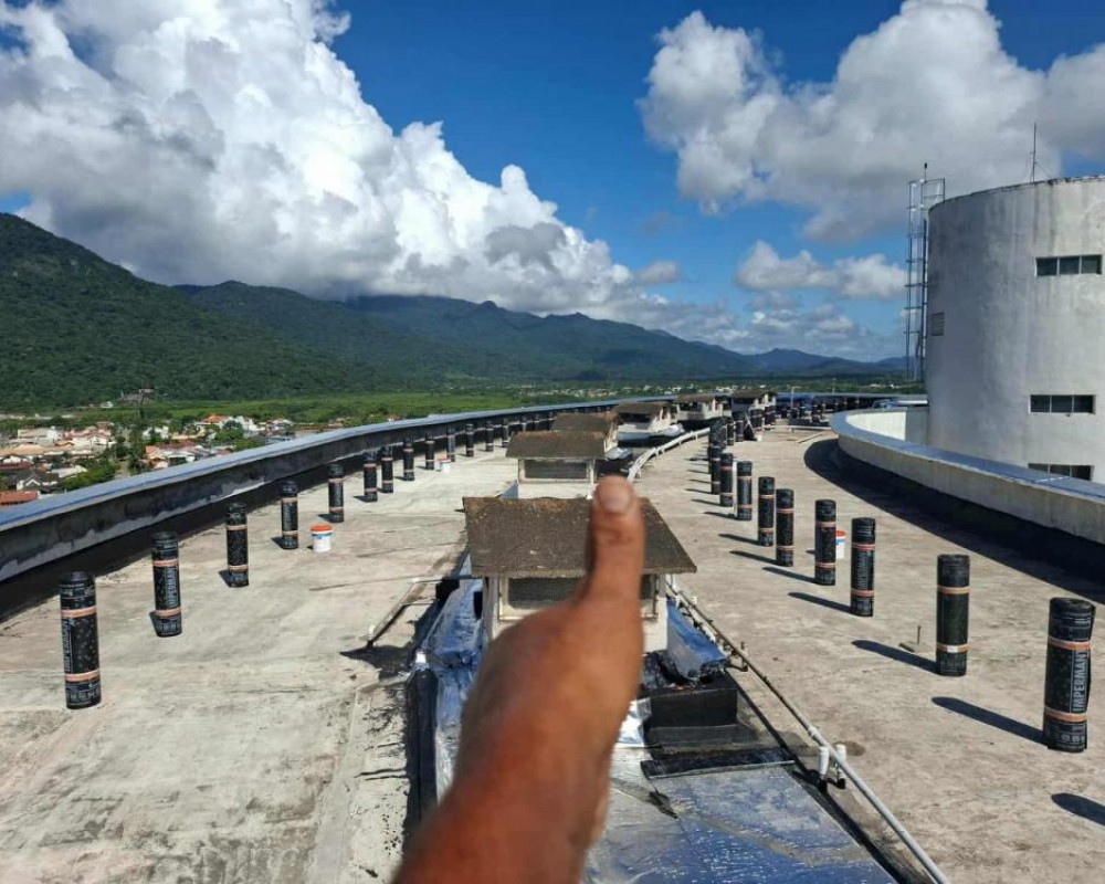 Imagem 30 da galeria Impermeabilização de laje exposta com manta asfáltica aluminada.