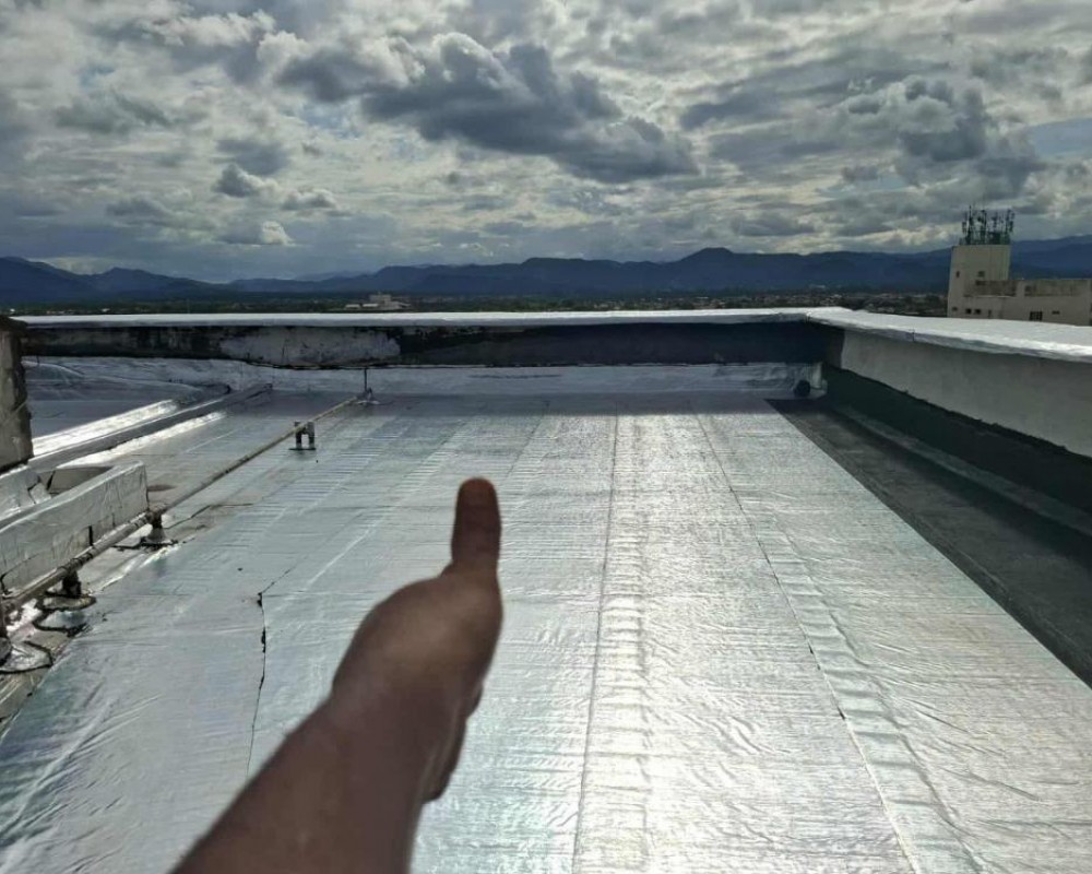 Imagem 20 da galeria Impermeabilização de laje exposta com manta asfáltica aluminada.