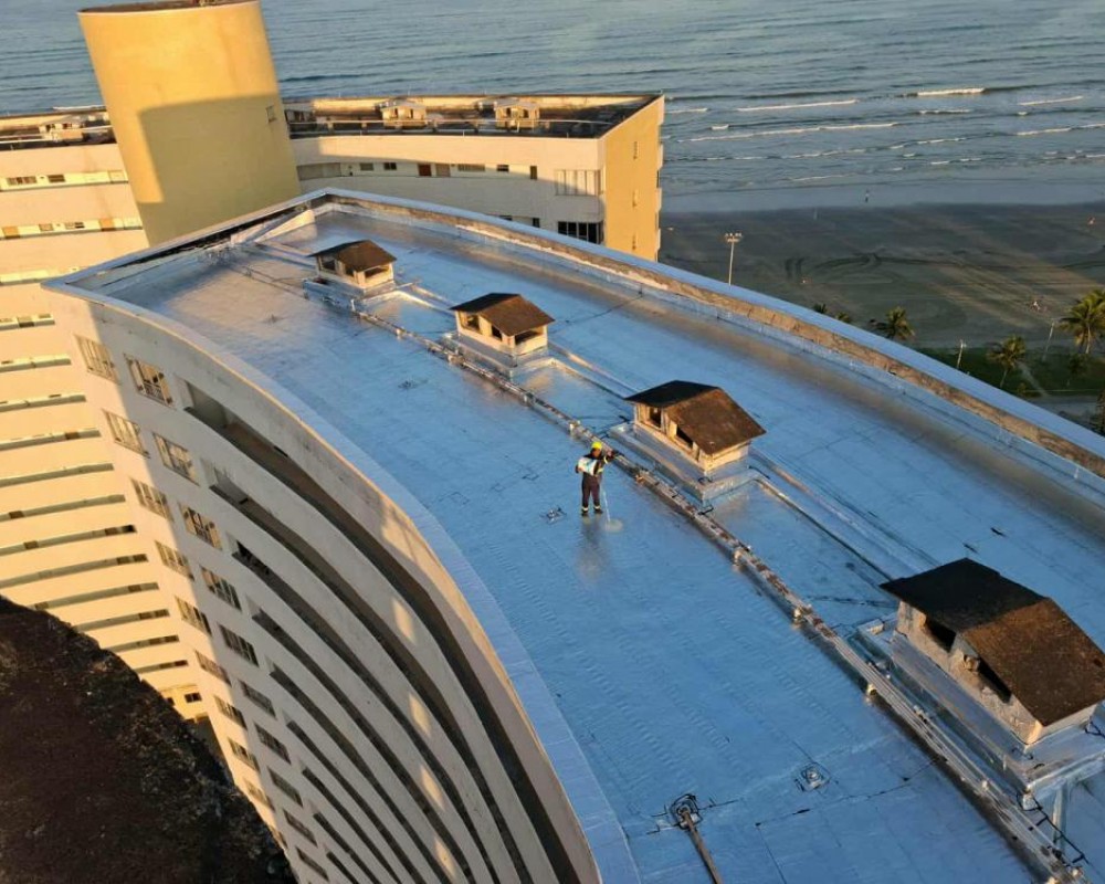Imagem 7 da galeria Impermeabilização de laje exposta com manta asfáltica aluminada.
